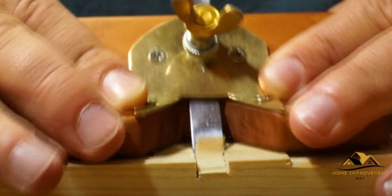 How to Cut a Groove in Wood by Hand