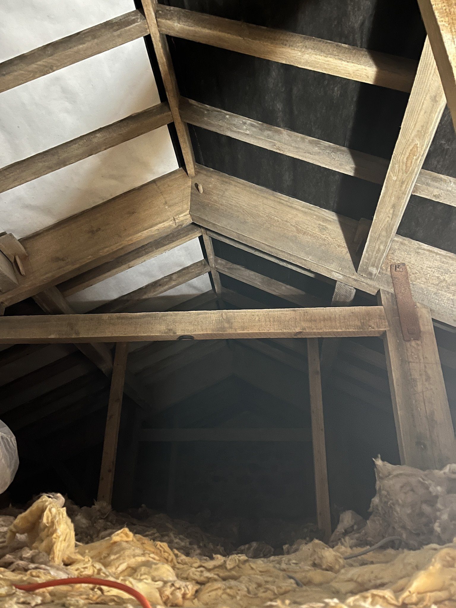 Timber Roof Trusses – To Paint the Rafters Or Not