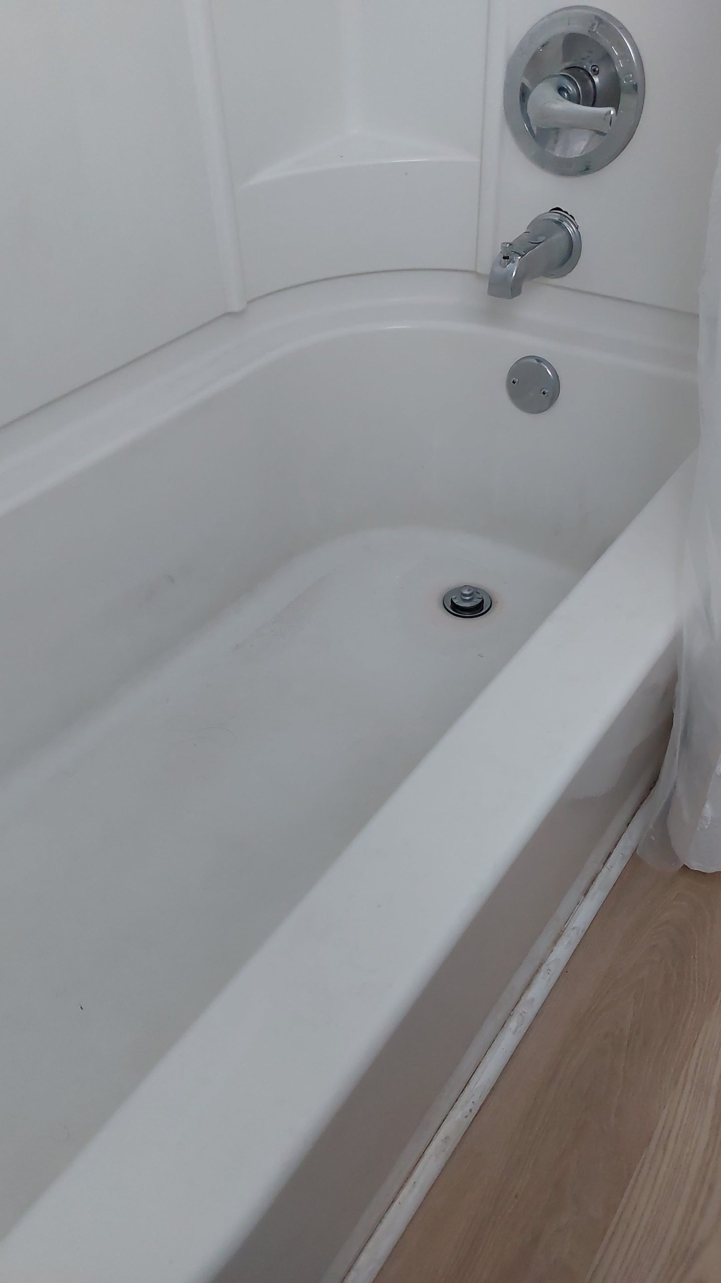 How to Clean Acrylic Bathtub