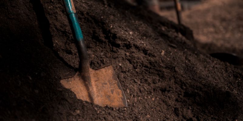 Fiberglass vs Wood Handle Shovel